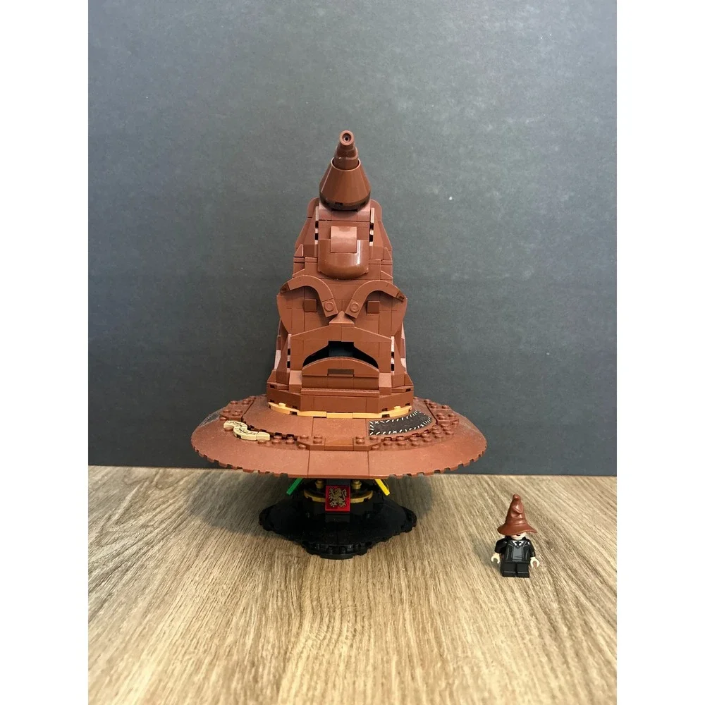 LEGO Harry Potter Talking Sorting Hat 76429 Hogwarts Crests Minifigure 561 Pcs